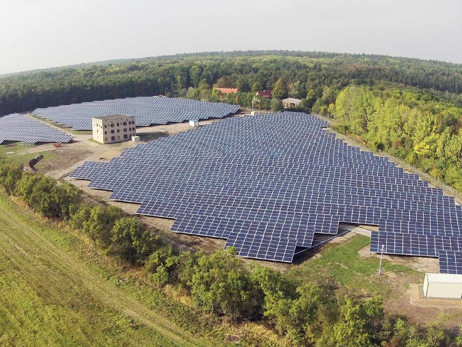 Photovoltaik-Freiflächenanlage — Symbolbild