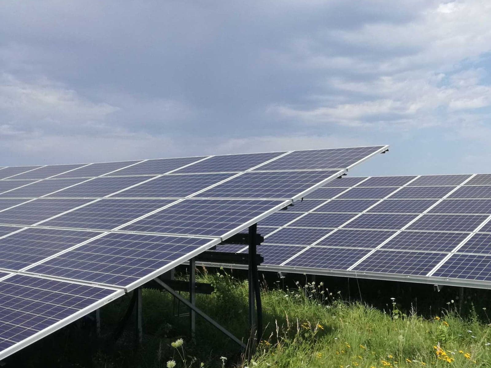 Photovoltaik-Freiflächenanlage — Symbolbild